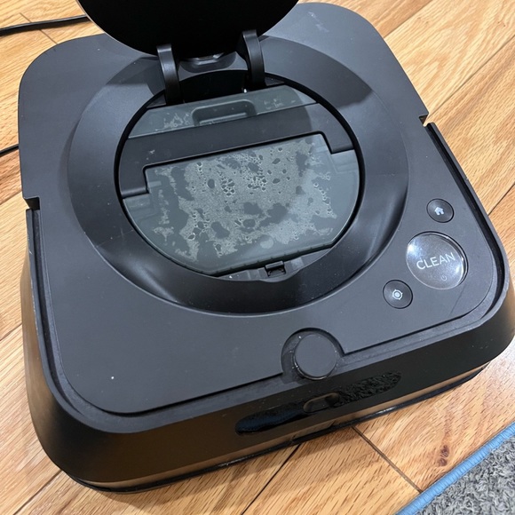 used iRobot Braava Jet m6 Robot Mop - Picture 2 of 2